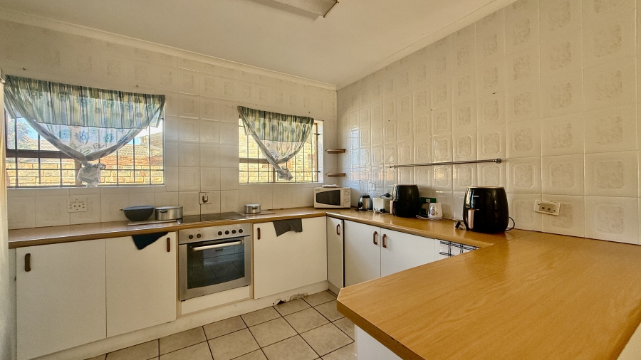 6 Bedroom Property for Sale in Summerstrand Eastern Cape